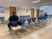 Pacientes esperan su cita en la sala de espera de un centro de salud.