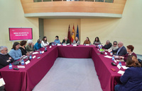 La consejera de Política Social, Conchita Ruiz, y la directora general de Servicios Sociales, María José de Maya, junto a los representantes de la...