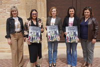 La directora general de Competitividad y Calidad Turísticas, Eva Reverte (2i), la alcaldesa de Jumilla, Seve González (c), y la concejala de Turismo,...
