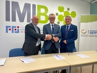 El consejero de Salud (centro) firma el acuerdo con el presidente de la Fundación para el Desarrollo Profesional y Formación Integral Médica (DEPFIM),...