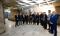 Un momento de la visita de los consejeros de Cultura y de Hacienda y el resto de las autoridades a la planta sótano de la antigua galería Clave.