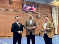 El director general de Deportes, Fran Sánchez, y el alcalde de Caravaca de la Cruz, José Francisco García, durante su visita al pabellón.