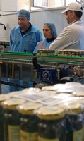 Imagen de la consejera Sara Rubira durante la visita a las instalaciones de la empresa Agrucapers en Águilas.