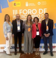 La secretaria general de la consejería de Economía, Hacienda, Fondos Europeos y Transformación Digital, Sonia Carrillo, acompañada de la delegación que representa a la Agencia Tributaria de la Región de Murcia