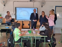 El consejero de Educación y Formación Profesional, Víctor Marín, junto con la alcaldesa de Cartagena, Noelia Arroyo, visita el CEIP La Asomada, donde...
