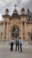 El director general de Patrimonio Cultural, Patricio Sánchez, y la concejala de Bienestar Social, Pilar Torres, ante la fachada del cementerio de...