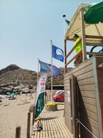 Bandera azul ondeando el pasado verano en una playa de la Región de Murcia.