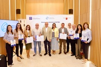 La directora general de Competitividad y Calidad Turísticas, y el alcalde de Torre Pacheco, con los representantes de las empresas acreditadas.