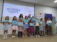 El director general de Unión Europea, Adrián Zittelli, junto a algunos de los niños ganadores del concurso.