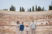 Una familia visita el Teatro Romano de Cartagena durante una estancia en la ciudad.