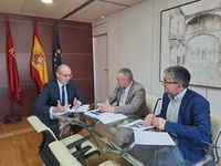 El consejero de Educación y Formación Profesional, Víctor Marín, durante la reunión de trabajo mantenida con el alcalde de Moratalla, Juan Soria.