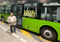 El director general de Movilidad y Transportes, José Antonio Verdú, junto a uno de los nuevos autobuses interurbanos de Movibus 100% eléctricos