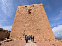 El director del Instituto de Turismo y el alcalde de Lorca, frente a la Torre Alfonsina.