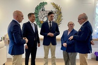 El consejero de Fomento e Infraestructuras, junto al decano del Colegio de Ingenieros de Caminos, Canales y Puertos, durante la presentación de la...