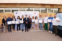 La directora general de Competitividad y Calidad Turísticas y el alcalde de San Javier, con representantes de las empresas y servicios acreditado...