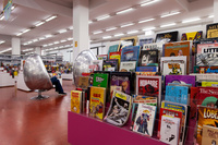 Mostrador con ejemplares de novela gráfica y cómics en la Biblioteca Regional de Murcia.