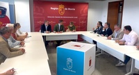 El consejero de Presidencia, Portavocía, Acción Exterior y Emergencias, Marcos Ortuño, junto con el director general de Administración Local, Francisco...