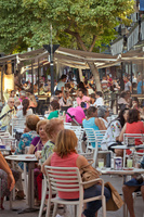 Terraza repleta de público en primavera.