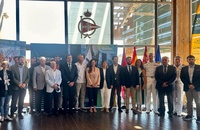 La consejera Carmen Conesa y la alcaldesa, con los asistentes a la presentación de la escala en Cartagena de la Ocean Race Europe