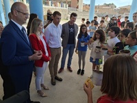 El consejero de Educación y Formación Profesional, Víctor Marín, visitó el CEIP Ciudad de Begastri de Cehegín, que participa en un programa piloto de formación sobre el Pimentón de Murcia con Denominación de Origen Protegida (DOP). 