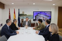 El consejero de Medio Ambiente, Universidades, Investigación y Mar Menor, Juan María Vázquez, recibe a dos investigadores postdoctorales senior beneficiados...