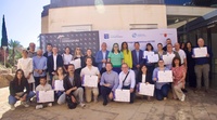 La directora general de Competitividad y Calidad Turísticas, con los alcaldes, concejales y representantes de las empresas y servicios reconocido...