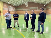 El director general de Deportes, Fran Sánchez, y el alcalde de Moratalla, Juan Soria, durante la visita a el pabellón de El Sabinar.