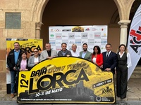 El director del Instituto de Turismo y el alcalde, con el resto de participantes en la presentación de la prueba.