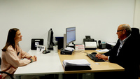 La directora general de Calidad, Simplificación Administrativa e Inspección de Servicios, Patricia Martínez, muestra el funcionamiento de la herramienta...