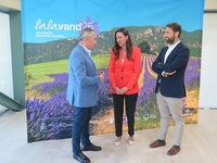 La consejera Carmen Conesa, el alcalde de Moratalla y el director del Instituto de Turismo, ante el cartel de 'Lalavand 2025'.