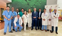 El consejero de Salud y el coordinador regional de trasplantes durante su encuentro con el equipo de Donación y trasplantes del hospital Rafael Méndez...