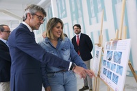 El consejero de Economía, Hacienda, Fondos Europeos y Transformación Digital, Luis Alberto Marín, y la alcaldesa de Cartagena, Noelia Arroyo, observan...