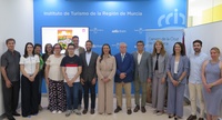La consejera Carmen Conesa con participantes y asistentes a la presentación de las jornadas Camino de la Cruz 2025.