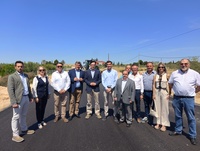 El consejero de Fomento e Infraestructuras, Jorge García Montoro, durante la visita a las obras de renovación del firme en la carretera regional ...