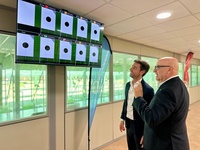 El director general de Deportes, Fran Sánchez, con el presidente de la federación de Tiro de la Región, durante la visita a las instalaciones.
