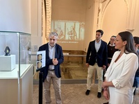 La consejera Carmen Conesa, escucha la explicación del conservador del Museo, Manuel Lechuga, sobre el dinar del tiempo del rey Lobo recibido hoy...