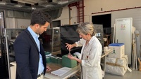 El director general de Patrimonio Cultural, Patricio Sánchez, contempla el trabajo realizado en la diadema.