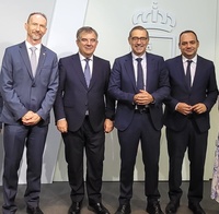 El consejero de Medio Ambiente, Universidades, Investigación y Mar Menor, Juan María Vázquez, junto con el rector de la Universidad de Murcia, José...