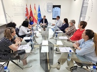La directora general de Competitividad y Calidad Turísticas y el alcalde de Caravaca, en la reunión de la Mesa de Calidad celebrada en la localid...