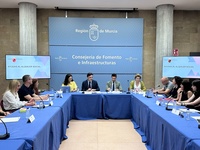 El consejero de Fomento e Infraestructuras, Jorge García Montoro, acompañado de la directora general de Servicios Sociales, Tercer Sector y Gestión...