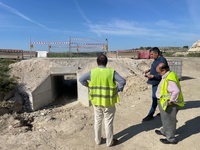 El director general de Carreteras, Francisco Carrillo, durante la visita a la obra de emergencia que se está realizando en la carretera RM-B31 que...