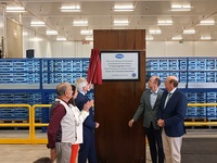Imagen de la consejera Sara Rubira en la inauguración del nuevo centro logístico de SAT Las Primicias 