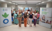 La consejera de Política Social, Conchita Ruiz, junto a la gestora de programas de acción social de la Fundación Acción contra el Hambre, Laura C...