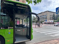 Uno de los vehículos 100x100 eléctricos adquiridos por el Gobierno regional para renovar la flota de autobuses interurbanos