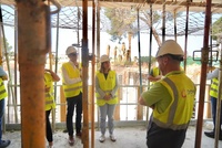 La consejera de Política Social, Conchita Ruiz, junto con el alcalde de San Pedro del Pinatar, Pedro Javier Sánchez, durante la visita a las obras...