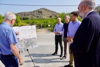 Imagen del director general del Agua, José Sandoval, durante la presentación de las obras en el camino rural La Venta de Santomera, junto al alcalde...