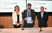 López Miras, junto al presidente del Consejo Jurídico de la Región, Antonio Gómez Fayrén, y la profesora de la Cátedra de Políticas Públicas de la...