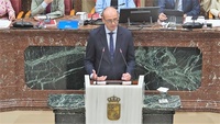 El consejero de Educación y Formación Profesional, Víctor Marín, durante su intervención en la Asamblea Regional.