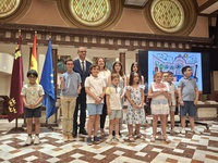 El consejero de Educación y Formación Profesional, Víctor Marín, y la presidenta de la Asamblea Regional, Visitación Martínez, con los alumnos ganadores...