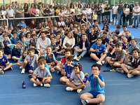 El director general de Deportes y la alcaldesa, con los jóvenes tenistas premiados en el acto de reinauguración de las pistas remodeladas.